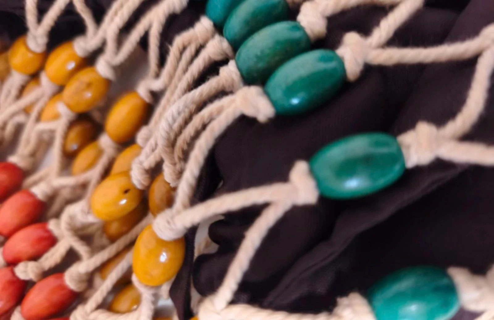 Bolsa de mão de macramé e madeira – photo 4